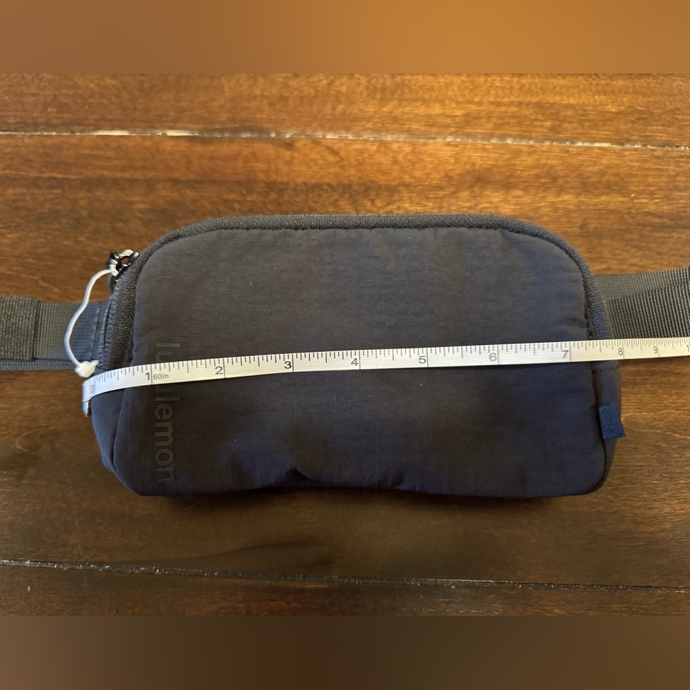 NWOT lululemon athletica Everywhere Belt Bag Mini Unisex - Picture 2 of 6